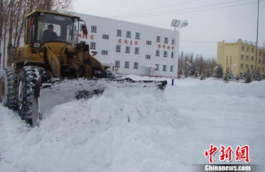 铲车开始清理积雪。　王德明 摄