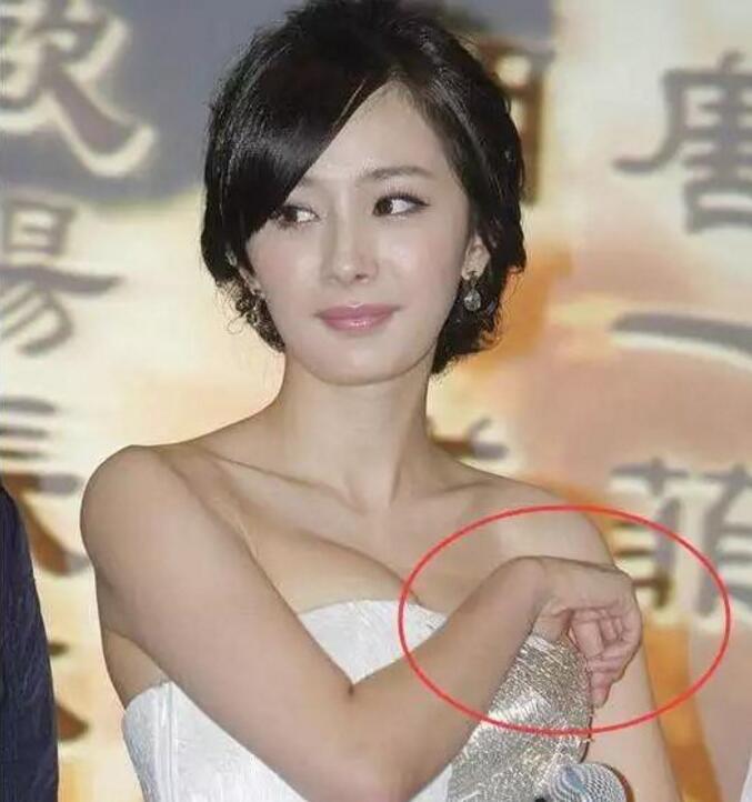 因为衣服不合身，杨幂在晚会上一脸的尴尬