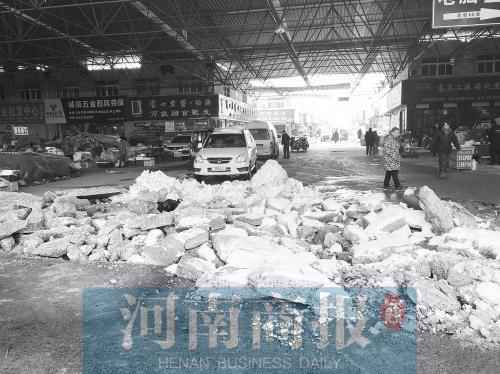 郑州市农副产品交易中心5个大门被混凝土堵了4个 这800多家商户惹谁了