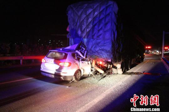 图为交通事故现场 孙甲胜 摄