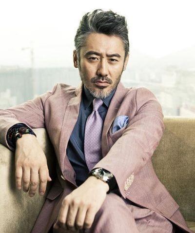 48岁吴秀波婚姻生活，妻子风采依旧儿子活泼
