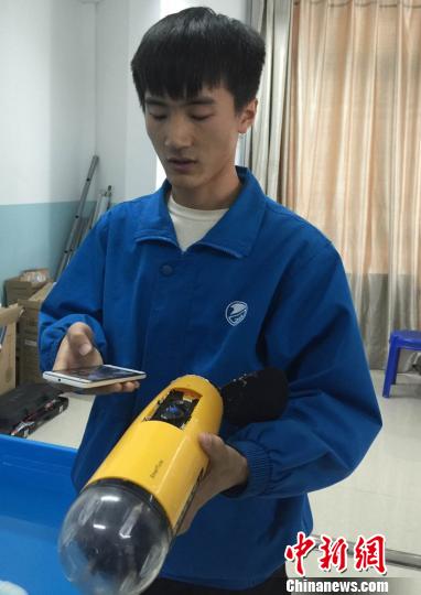 甘肃高校师生研发智能“机器鱼”探秘水下世界（图）