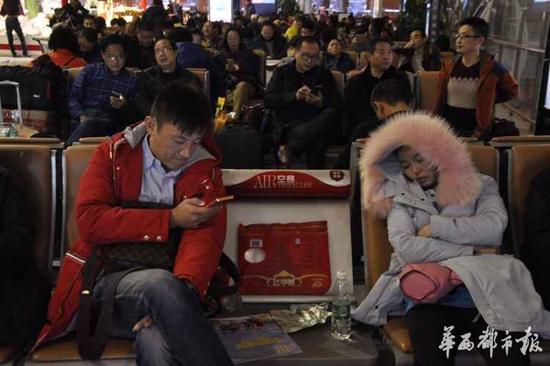 成都双流机场航班延误红色预警 乘客打扑克“坐等”登机