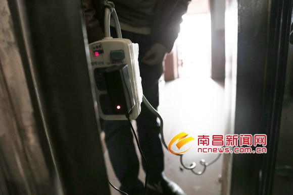 门口设置机关，只要大力推动门 犯罪分子的数据便全部清空