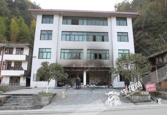 重庆黔江一民房内非法储存3千余斤甲醇引发火灾 目前已被查处