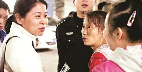 民警微笑着告诉孩子母亲，孩子已经找到