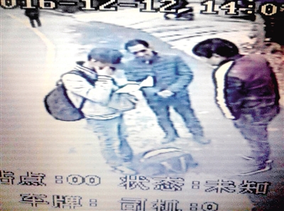 儿行千里母担忧，妈妈偷偷塞的一封信看哭3个大男人
