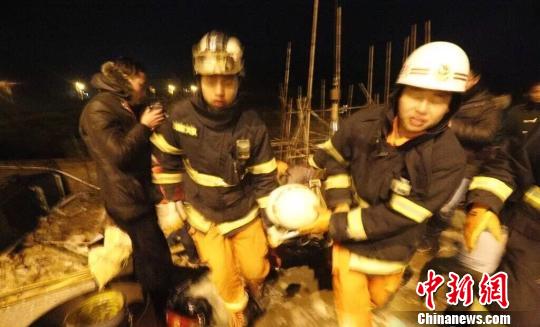 12月16日，施救人员经37小时奋战成功解救村民落井。　李典利 摄
