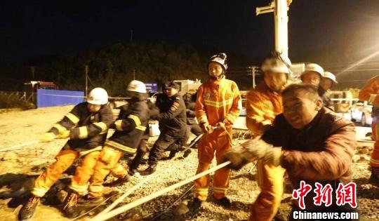 12月16日，施救人员经37小时奋战成功解救村民落井。　李典利 摄