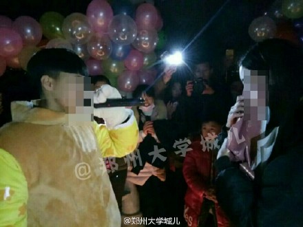 网爆郑州某校平安夜女生向女生告白成功
