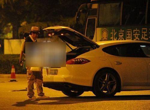 过气明星就落魄？任泉的座驾是保时捷跑车