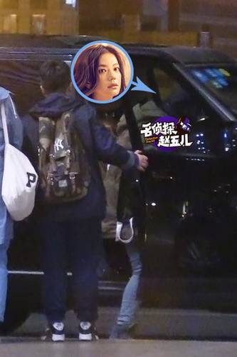 赵薇深夜回京极尽低调，一个白色口罩遮去了大半张脸