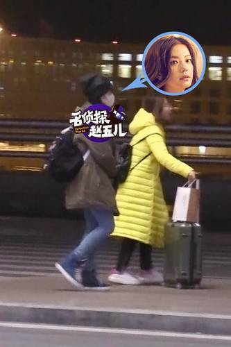 赵薇深夜回京极尽低调，一个白色口罩遮去了大半张脸