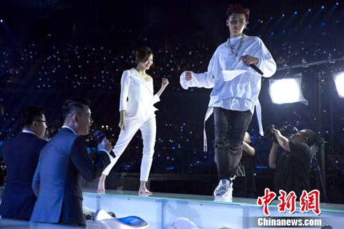 江疏影江苏卫视跨年首秀因吴亦凡“嫌弃”孙红雷