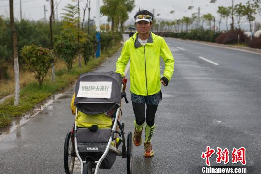 图为熊熊正在环滇池跑任东摄