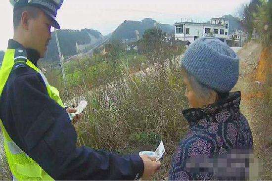 民警送路费给老人。