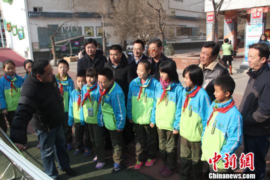 图为青海省西宁市少年儿童了解“中国最美湖泊”青海湖的保护情况。　应富成摄