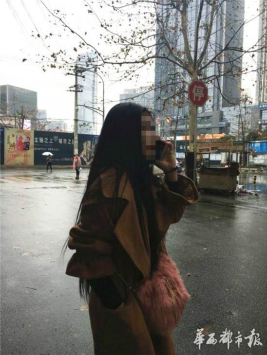 朱女士借来电话报警