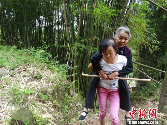 南充15岁农村女孩独自担当家务照顾患病在家奶奶