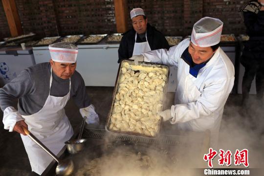 1月20日，腊月二十三俗称“小年儿”，也就是说，从这天起，就进入了过大年的倒计时。按习俗，过年要吃饺子。20日上午，北京市海淀区苏家坨镇张灯结彩贴对联儿、家家户户扫庭院，买年货，赶大集，饺子宴上聚一聚。　魏颖摄