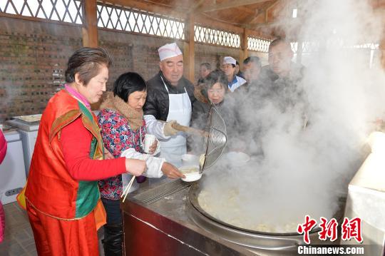 1月20日，腊月二十三俗称“小年儿”，也就是说，从这天起，就进入了过大年的倒计时。按习俗，过年要吃饺子。20日上午，北京市海淀区苏家坨镇张灯结彩贴对联儿、家家户户扫庭院，买年货，赶大集，饺子宴上聚一聚。　魏颖摄