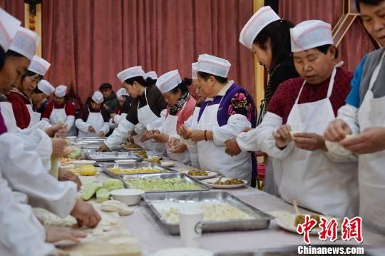 北京民众“小年儿”吃饺子迎新春