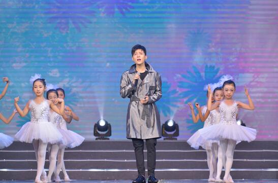 关晓彤张一山刘芮麟曹颖获青少年最爱大奖陪留守儿童过年