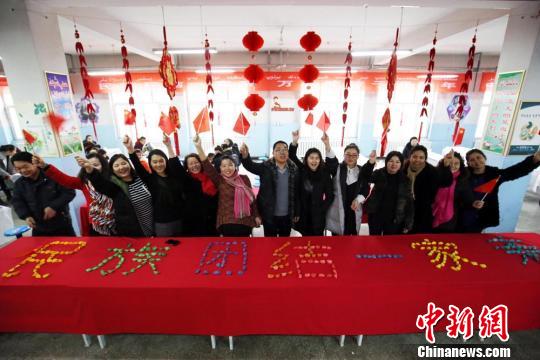 新疆托克逊万人吃饺子迎春节（图）