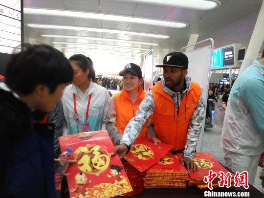浙江春运的“洋”志愿者：迷“年味”融春节文化