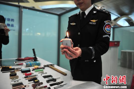 图为伪装成iPhone的点火器。　刘冉阳摄