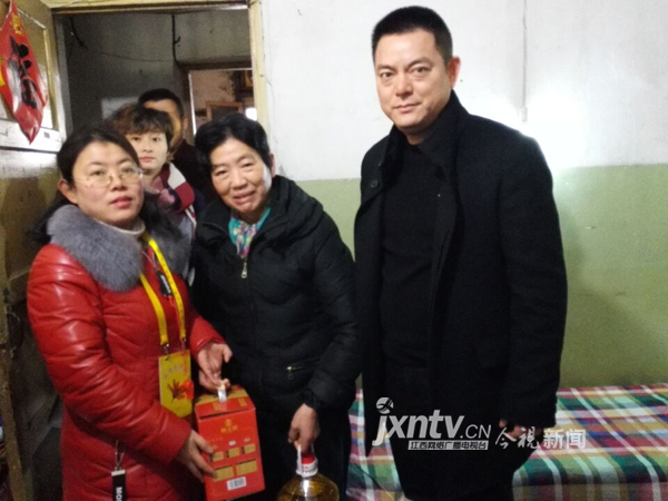 爱心温暖社区困难群众