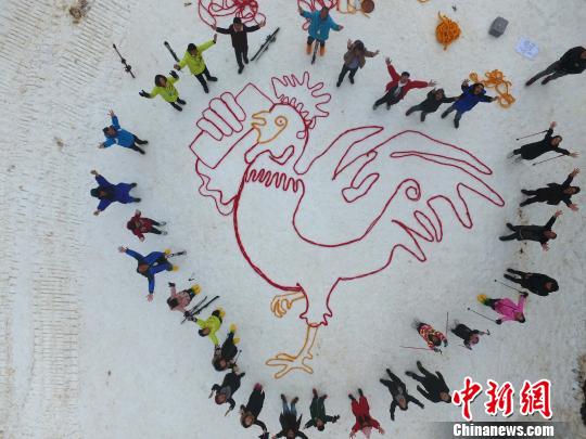图为游客围着“大公鸡”合影。　陈超摄