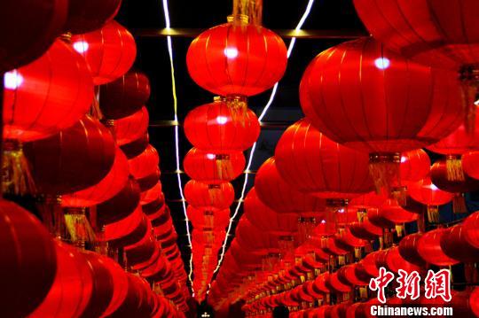 大红灯笼高高挂起。　佟格勒格摄