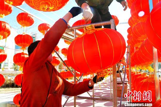 过年挂灯笼是中国的传统习俗。　佟格勒格摄