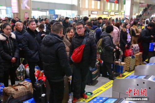 2月2日，大年初六，湖北宜昌、恩施等地迎来节后铁路返程客流高峰，其中宜昌东站当天的客流达5.1万人，恩施州内利川、建始、巴东等客流超过2.3万人。据了解，宜昌、恩施位于湖北省西部，而鄂西山区是劳动力输出重地，仅恩施土家族苗族自治州每年外出务工人员就接近百万。罗庭万摄