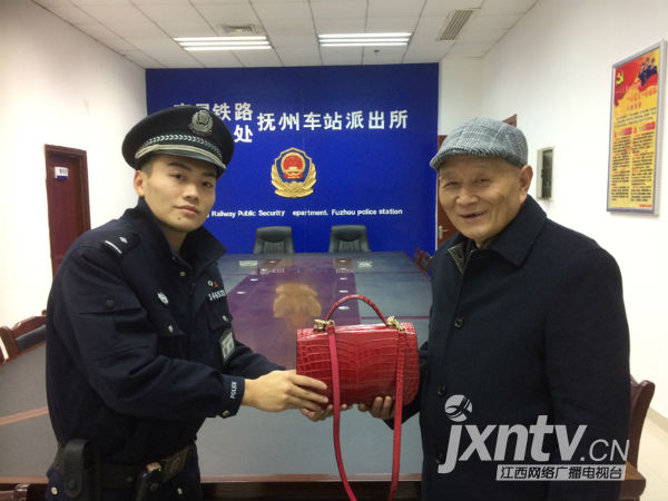 周女士的父亲领回女儿遗失的手提包