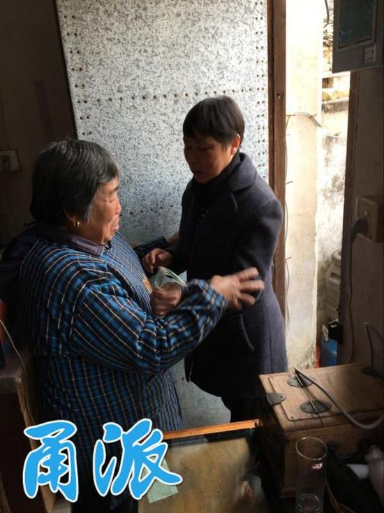 15年前女子凑钱给丈夫看病春节她挨家挨户还钱