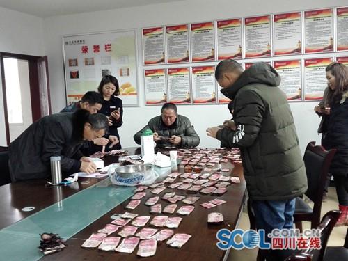 整理每一张破损币都需要小心翼翼
