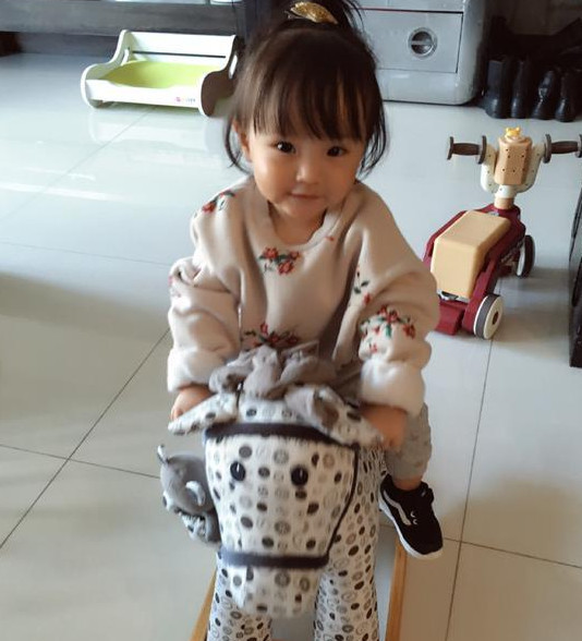 欧弟女儿都长这么大了？扎高马尾笑容超甜