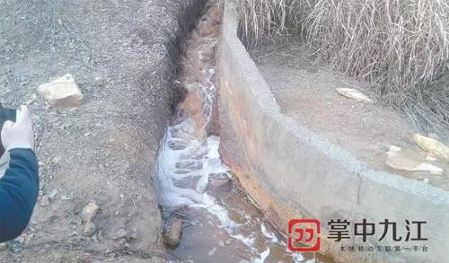 露天的排污水渠。