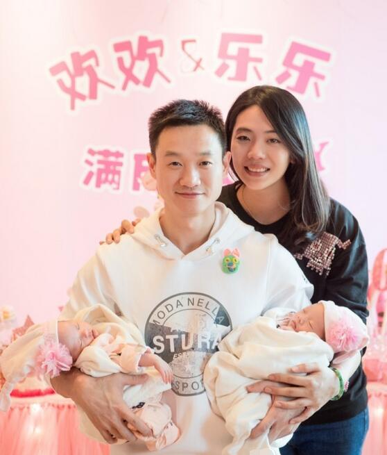 杨威双胞胎满月 晒一家五口合照