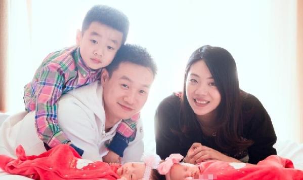 杨威双胞胎满月 晒一家五口合照