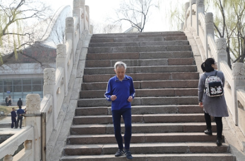 汤伯成老人在锻炼。