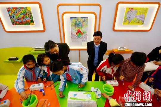 北京地铁内建微型“美术馆”儿童手绘海报倡安全出行