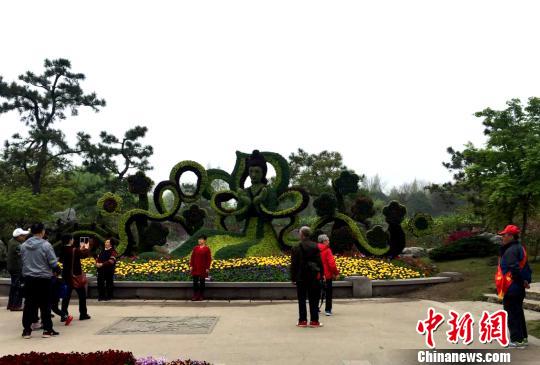 图为“琼花仙子”带着微笑，伸出双手，笑迎天下客。　崔佳明 摄