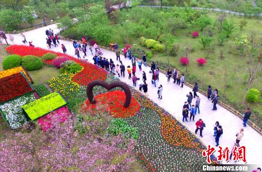图为瘦西湖百万盆奇花异卉绽放，万花园演绎“万花盛宴”。　孟德龙 摄