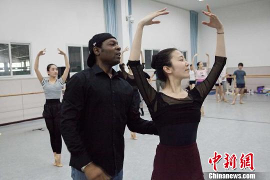 图为Willie在指导重庆芭蕾舞团舞者练习舞蹈动作 Douglas Hook　摄